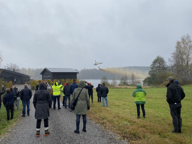 Helikopter som utför kalkning