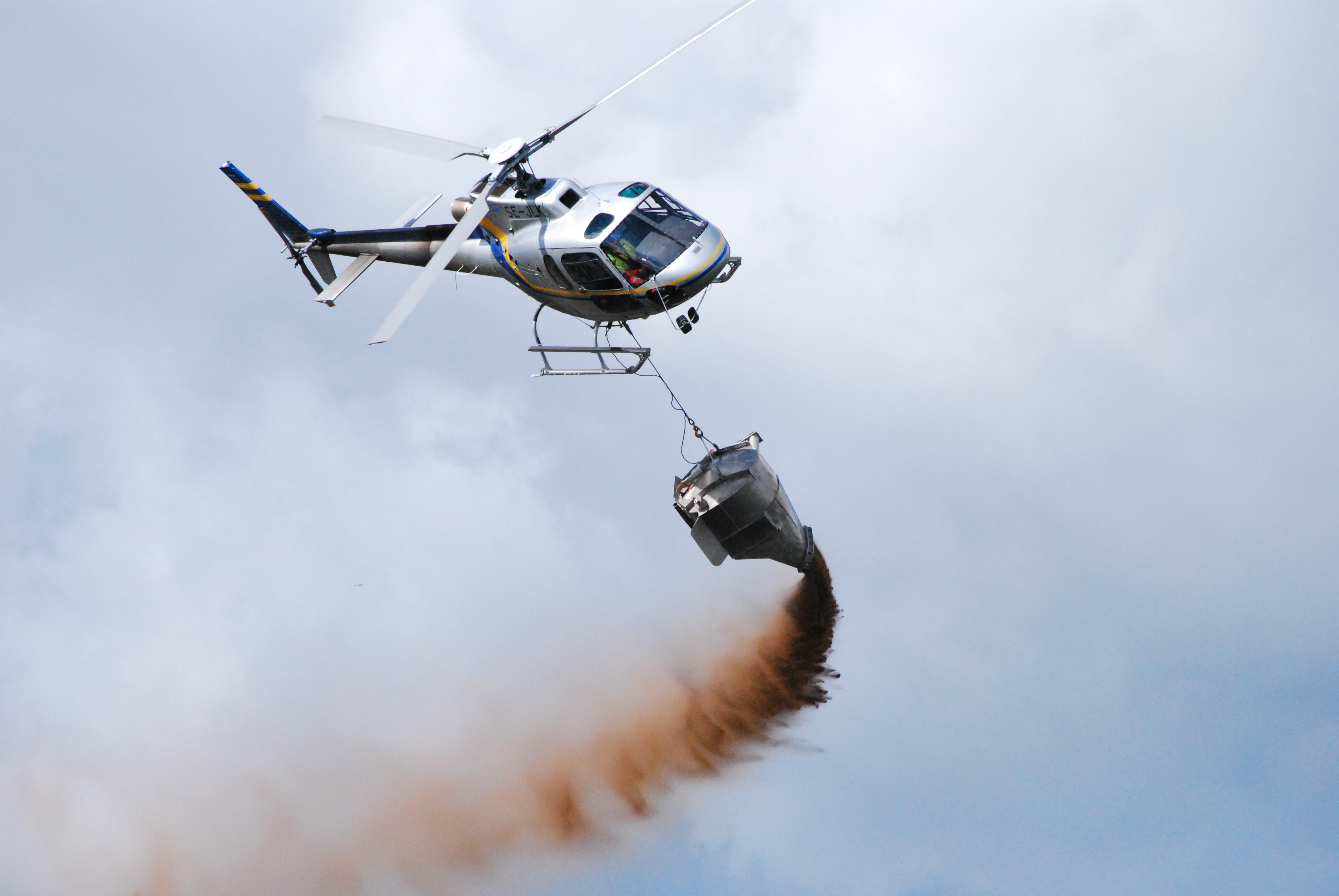 Helikopter utför kalkning